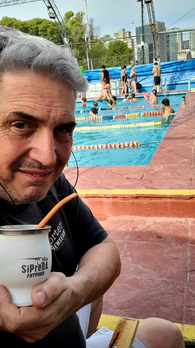 marianorinaldi's tweet photo. A Nina se le ocurre venir a la pileta justo cuando debuta River en el campeonato en fin... #LPQLP https://t.co/JAh1PpfWIX