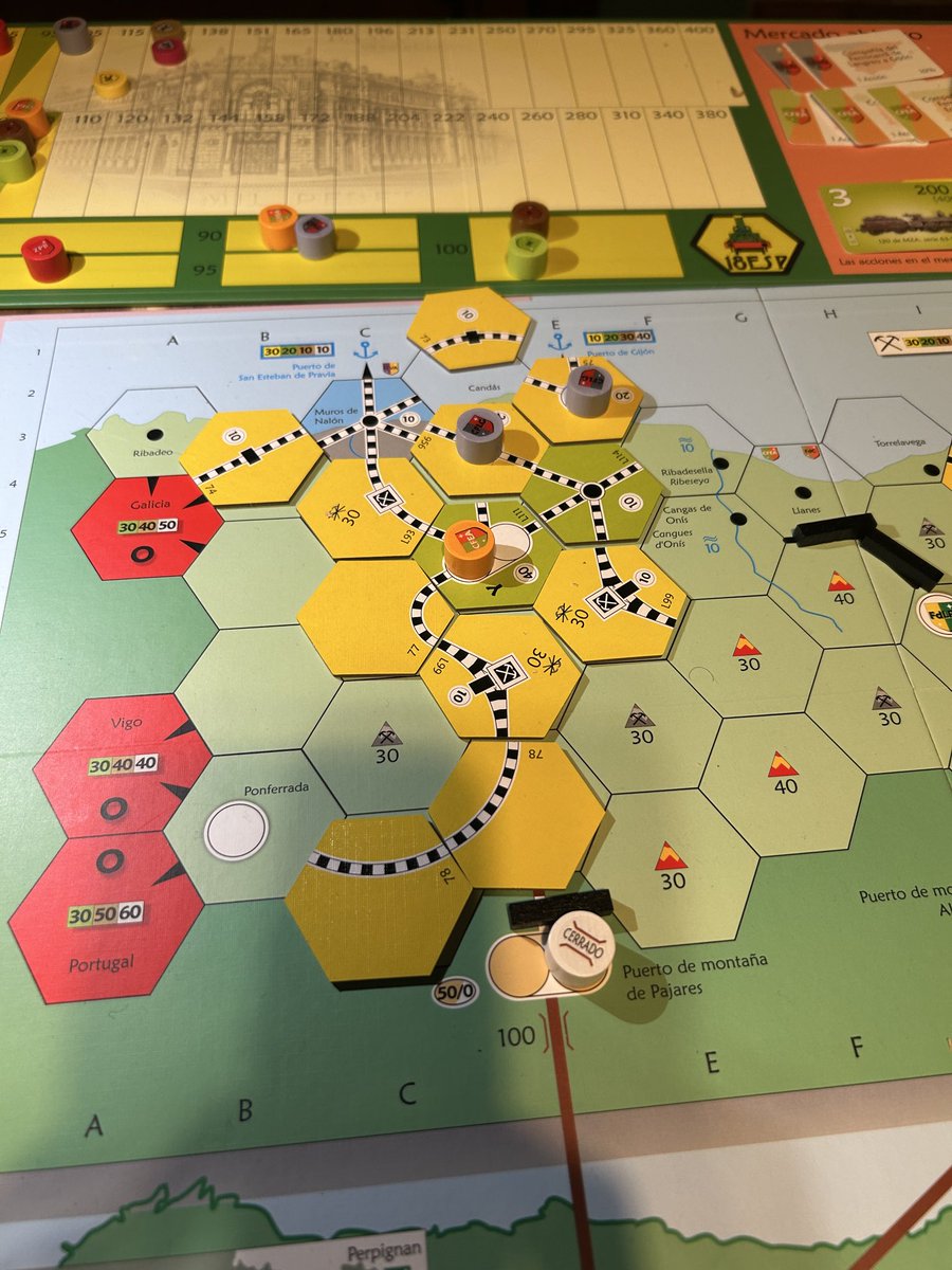 TaiKuken's tweet photo. Aunque se han cometido errores, primera partida de iniciación al #18españa con @Dracmall y @Tanco10 .

Está genial, entre empresas pequeñas, fusiones y el sabor único entre minas, ancho de vía, etc…. Me está gustando.

#bgg #boardgames #juegosdemesa #18xx https://t.co/5Zo05RB3oF