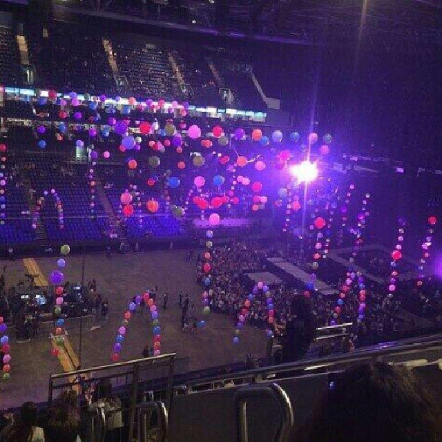 Miley really decorated the entire arena into a big party for her concert 😭