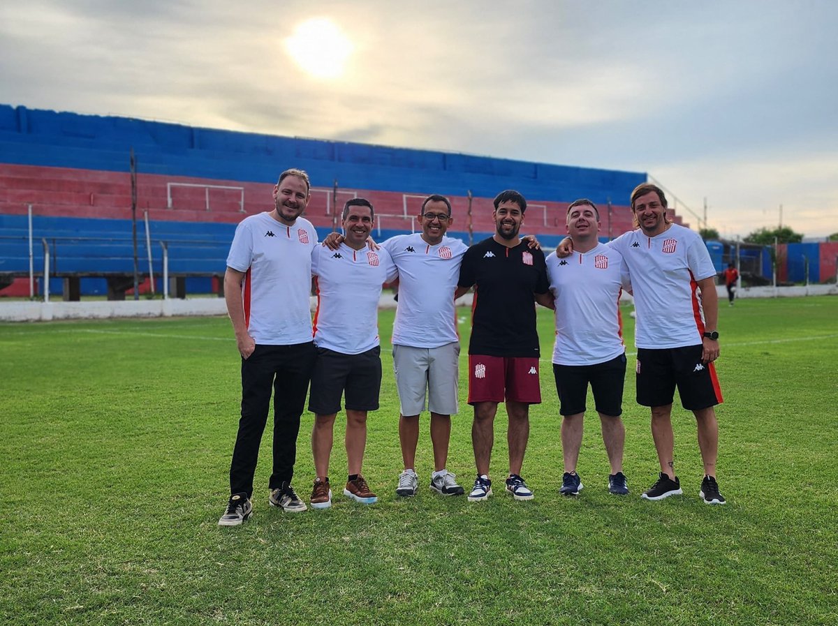 🔴⚪️ #Institucional

Encuentro de camaradería 🇦🇹

Esta mañana, luego de los amistosos entre San Martín y Güemes, nuestro presidente, Oscar Mirkin, mantuvo un cordial diálogo con el vicepresidente 2do, Oscar Reinaga, del equipo local.

Además, en esta segunda jornada de amistosos,