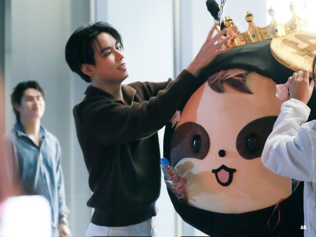 thwinktp's tweet image. winny’s smile in the back 😭