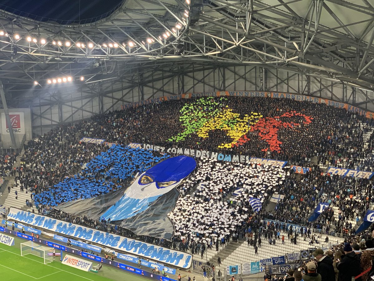 FCMarseille's tweet image. Tifos en 3 phases #OMRCL