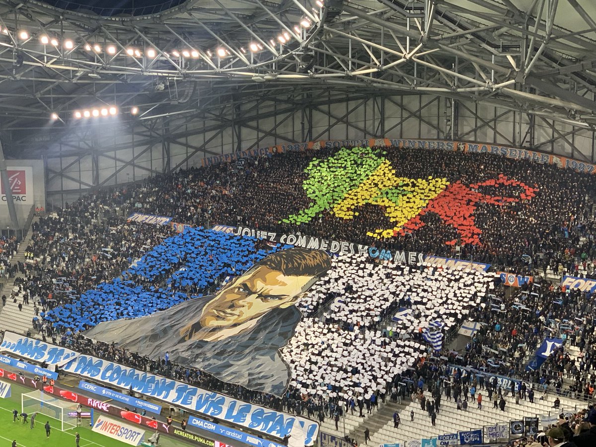 FCMarseille's tweet image. Tifos en 3 phases #OMRCL