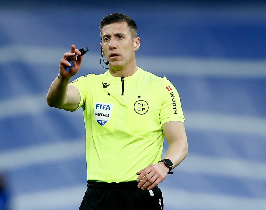 diazzzreyes's tweet photo. En seis minutos le pitan una falta de Foyt que ni lo toca y le castigan con amarilla

Pitan una mano de Parejo que no es 

Huijsen le hace un penalti a Mikautadze que es la misma acción que pita y castiga de Foyt y ni la revisan

La estrella Del Real Madrid, Soto Grado https://t.co/XrqORlzrts