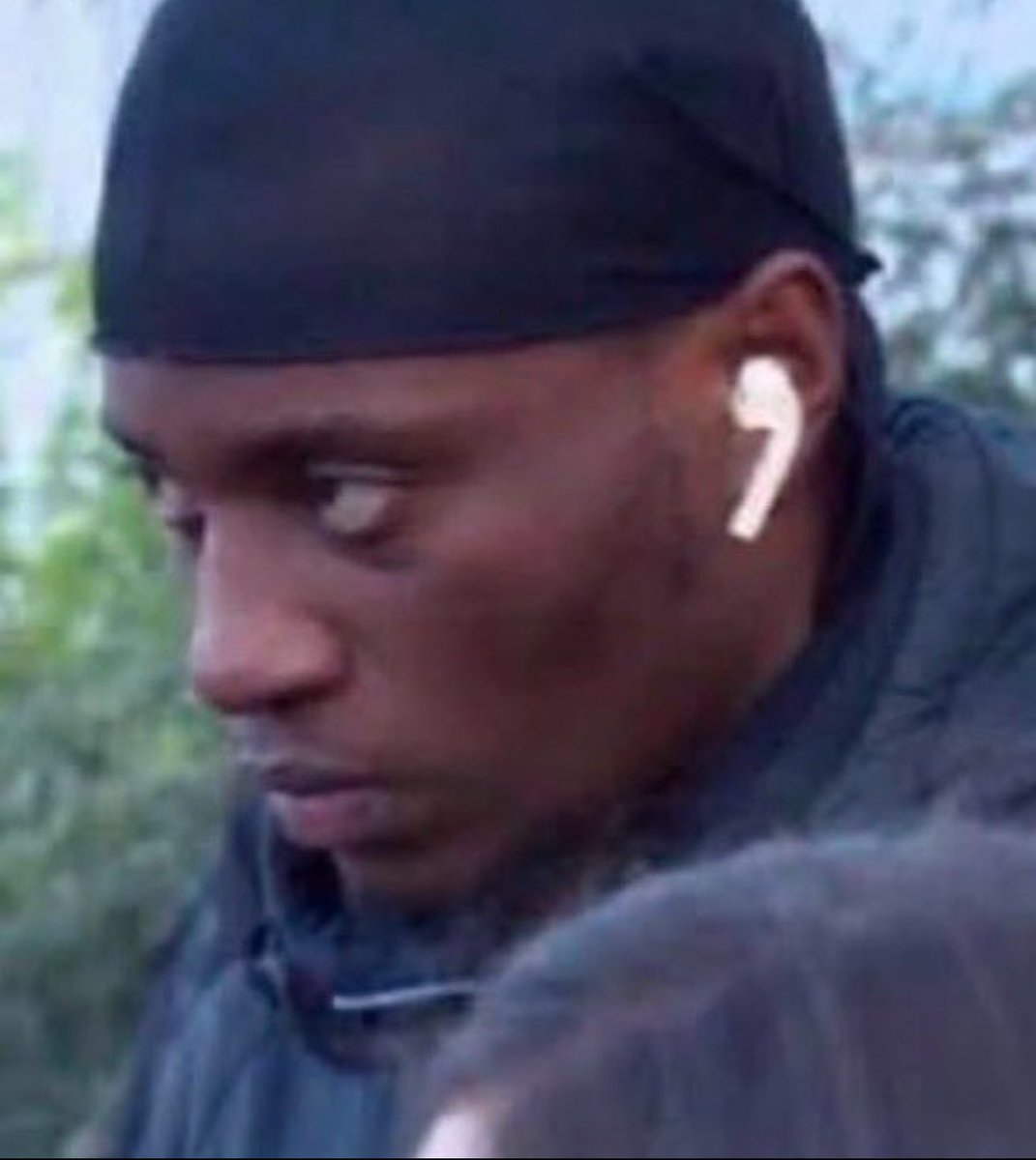 clardtvm's tweet image. me in public :                        my headphones :