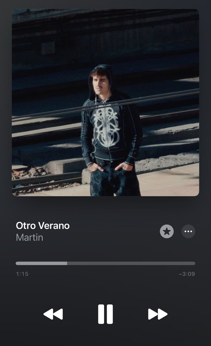 clardtvm's tweet image. me in public :                        my headphones :