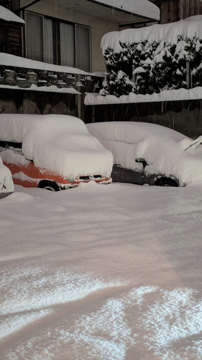 hiddr's tweet photo. #石川県
#大雪
昨日#雪かきしたのに したのに
またせんといかん
雪が軽いうちにやろうかな
2台隣の普通軽は完全に埋まってるな。 https://t.co/yciGXYfZyq