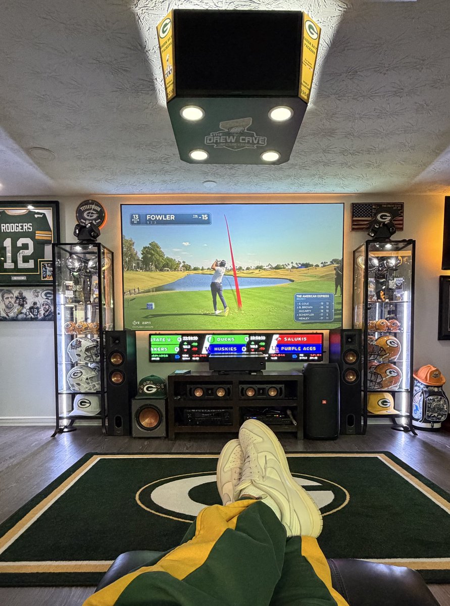 Snow Storm Saturday calls for watching <a href="/RickieFowler/">Rickie Fowler</a> on  <a href="/PGATOURLIVE/">PGA TOUR LIVE</a> . Go Rick Go! {{📱}}