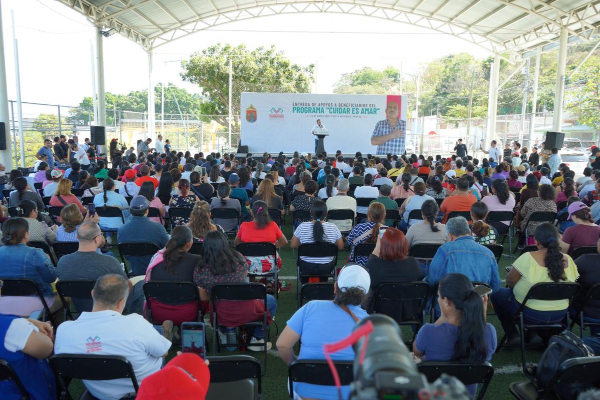 pacochacon_'s tweet photo. Este sábado, en la colonia Diana Laura en #TuxtlaGutiérrez, acompañamos a nuestro gobernador, Eduardo Ramírez @ramirezlalo_ y a la señora Sofía Espinoza, a la entrega de apoyos del programa Cuidar es Amar, una iniciativa que reconoce el trabajo diario, invaluable y muchas veces invisible de las cuidadoras y cuidadores primarios que atienden a un ser querido en situación de dependencia.

Este esfuerzo busca dar visibilidad a una labor que durante años no fue reconocida y que hoy comienza a recibir el respaldo y la dignidad que merece, porque cuidar es un acto de amor cotidiano, silencioso y profundamente humano.

Previo al evento, acudimos con nuestro gobernador al hogar de don Jeu Torres para hacerle entrega de su tarjeta, reconociendo de manera directa y cercana su labor y compromiso como cuidador.

#HumanismoQueTransforma #HumanismoEnAcción