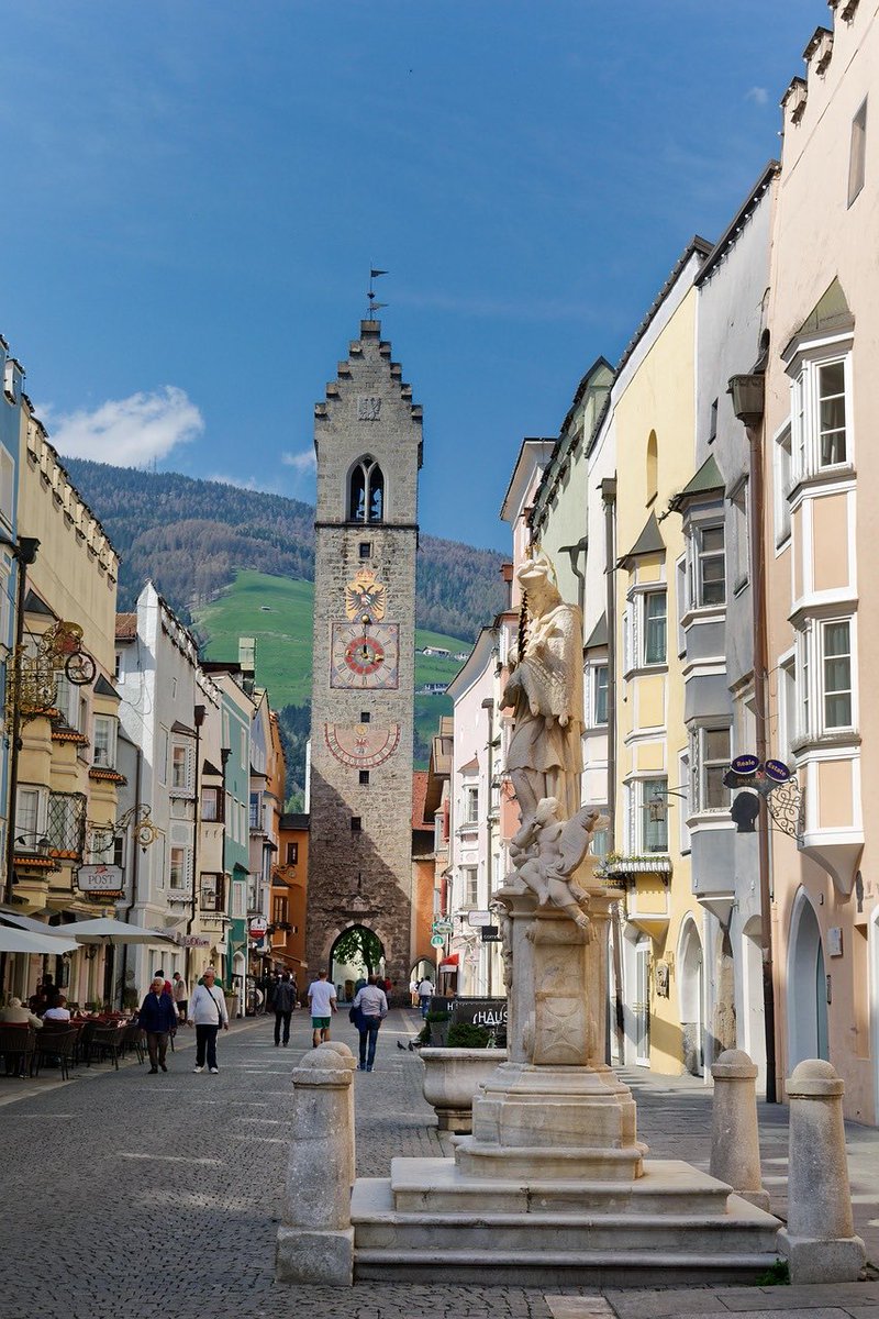YourOwnItaly's tweet photo. Today we’re taking you to the charming #alpine town of #Vipiteno. The beautiful streets, vibrant buildings and blend of #Italian and #Austrian culture definitely make this town a must-see! 🇮🇹

#travelitaly #southtyrol #trentinoaltoadige https://t.co/L2nLKXfBGe