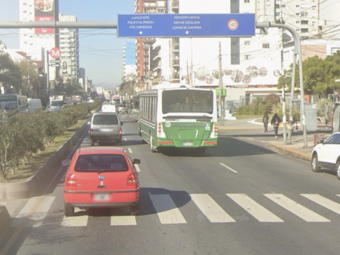 NangoCine's tweet image. — ¿Sos de Zona Sur?
— Sí.
— A ver, decí "Avenida Hipólito Yrigoyen"
— ¿Sabes que estás reforzando un estereotipo? Además no estoy hablando con vos para divertirte y que te burles de mi forma de hablar.
— Decilo.
— Pavón