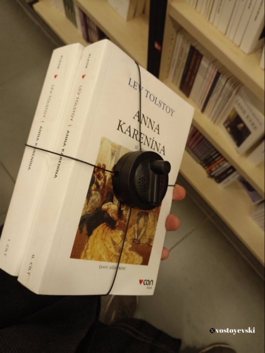 Türkiye'de kitap satın almak 'lüks' oldu.