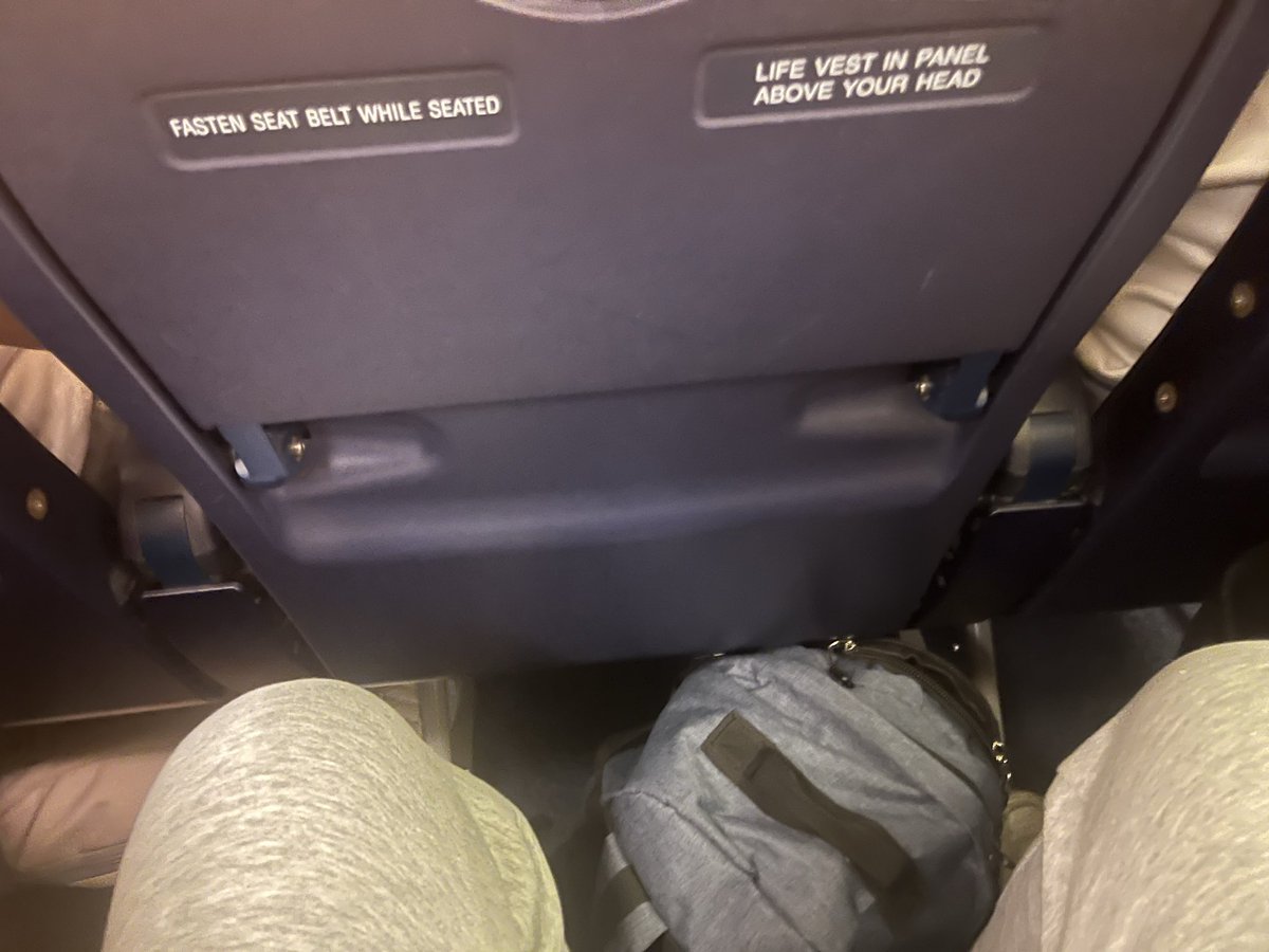 Buenas <a href="/Ryanair_ES/">Ryanair España</a>, he tenido una muy mala experiencia en mi último vuelo, notaba que había sitio para estirar las piernas y se estaba cómodo. Yo no he pagado por eso, adjunto pruebas:
