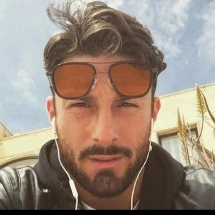 RyanRozbiani's tweet image. 📢🇺🇸 His name was Alex Jeffrey Pretti, 37, from south Minneapolis.

He was employed by the Department of Veterans Affairs as a Registerd Nurse

He was a U.S. citizen, legally owned a gun, and crossed paths with ICE during an operation that resulted in his fatal shooting.