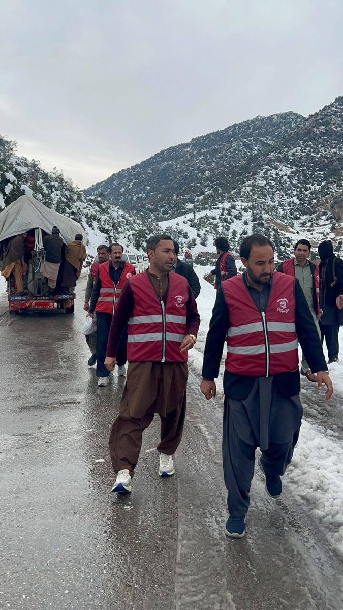 malakusman's tweet photo. خدائې خدمتګار آرګانيزيشن تيراه کښې د فوجې آپريشن له کبله د بې کوره کړی شوو پښتنو سره د خپلې مرستې او ملاتړ د پاره په میدان ولاړ دې . آفرین شه په خپلو نشنلیانو .
Abdur Razaq Afridi ویاړ يو درباندې👍🏻
#tirahoperation
#stopgenocideofpashtun https://t.co/BVYSjkx5UD