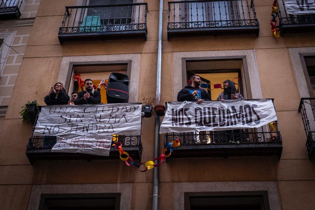 Hoy acompañamos a los vecinos de Valverde, 42 en su lucha contra el fondo buitre Vencar Capital que quiere echarles de sus casas.

Madrid no está en venta y vamos a defenderlo con uñas y dientes en cada calle.