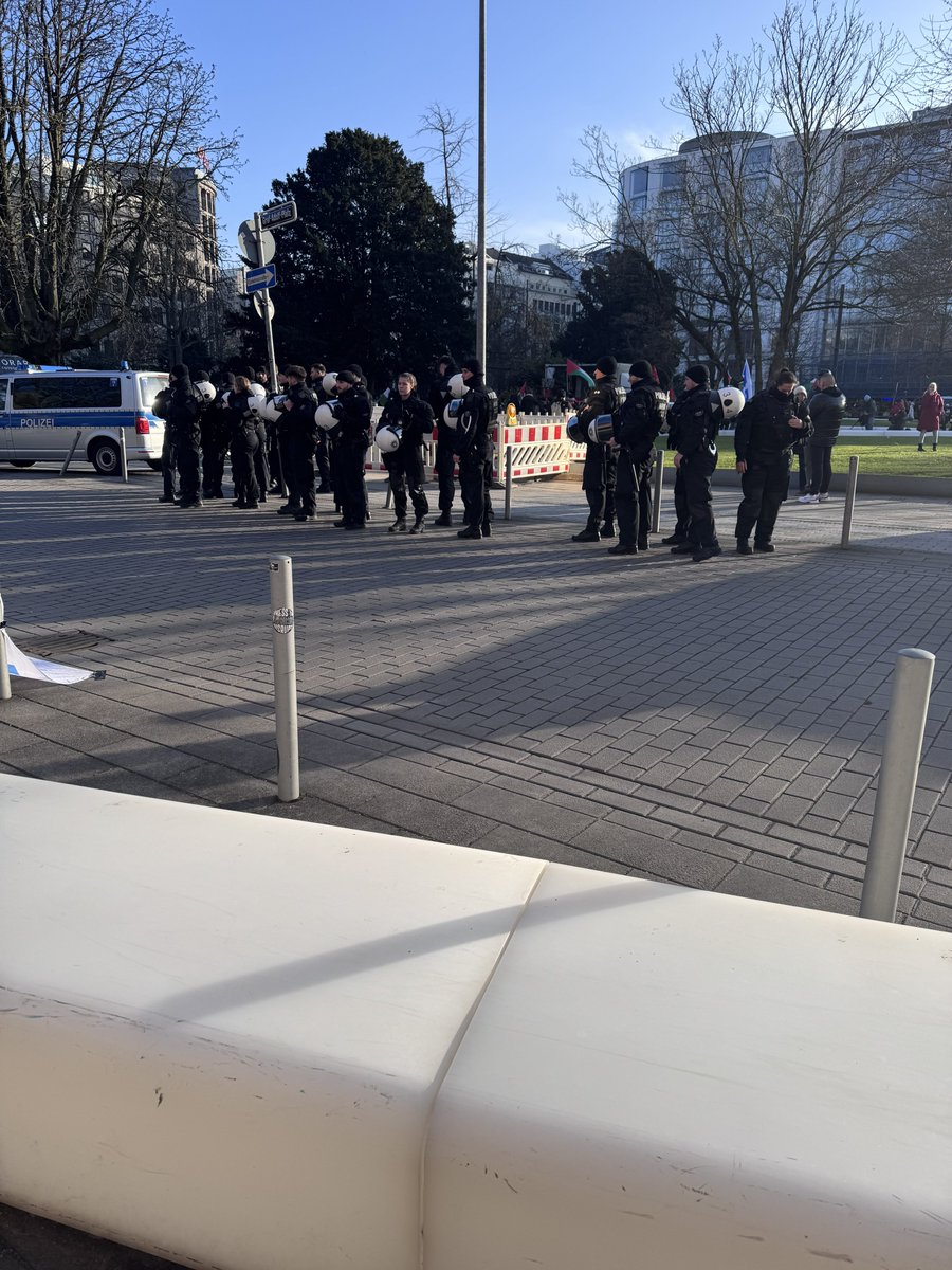 LoveGuerillero's tweet photo. #Düsseldorf #dus2401
#KeinenMilimeterFürAntisemiten
#GegenJedenAntisemitismus
#AntifaStattKufiya #BijiKurdistan #JinJiyanAzadi
#AmYsraelChai https://t.co/xZoCWMYIjz