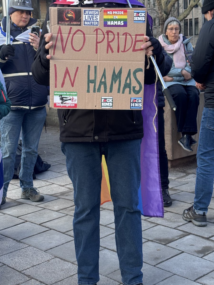 LoveGuerillero's tweet photo. #Düsseldorf #dus2401
#KeinenMilimeterFürAntisemiten
#GegenJedenAntisemitismus
#AntifaStattKufiya #BijiKurdistan #JinJiyanAzadi
#AmYsraelChai https://t.co/xZoCWMYIjz