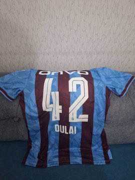 Bugünün şerefine bu paylaşımı beğenen 1 kişi duruma göre 2 Trabzonspor taraftarına Christ Oulai forması tüm takım imzalı hediye edeceğim.