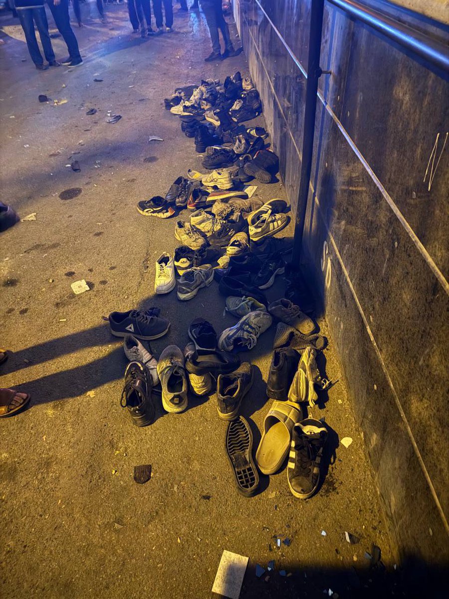 این جا تبریز هست.

 کفش‌هایی متعلق به معترضانی که در جریان سرکوب توسط نیروهای جمهوری اسلامی یا هدف شلیک قرار گرفته و کشته شده‌اند یا به‌شدت زخمی شده‌اند.

 محمد علیمرادی مستند ساز آذربایجانی با انتشار این عکس نوشته است «جایی که دیگر حرفی برای گفتن نیست»