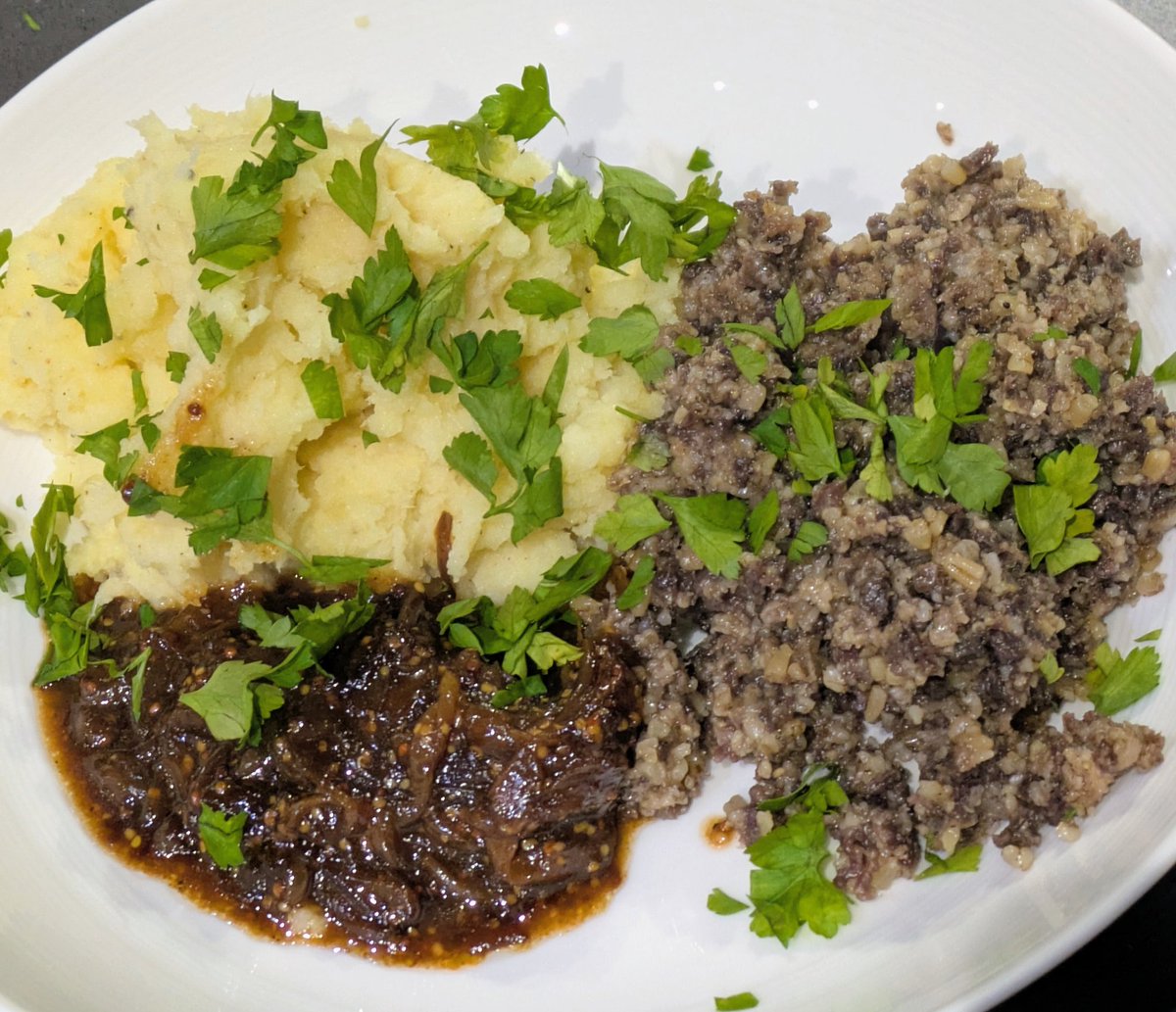HowardsPlate's tweet image. #HowardsPlate tonight is MacSween #haggis with pars-neeps &amp;amp; tatties, with onion gravy, enhanced with some Jenning's Snack Lifter.