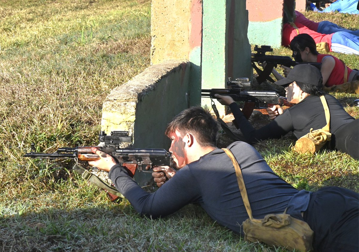 🇨🇺| El Presidente del Consejo de Defensa Nacional, <a href="/DiazCanelB/">Miguel Díaz-Canel Bermúdez</a>, presenció ejercicios de combate en defensa del país, y pudo valorar –en el Día Nacional de la Defensa- cómo marcha la cohesión entre los componentes del sistema defensivo territorial. 

📎| presidencia.gob.cu/es/noticias/di…
