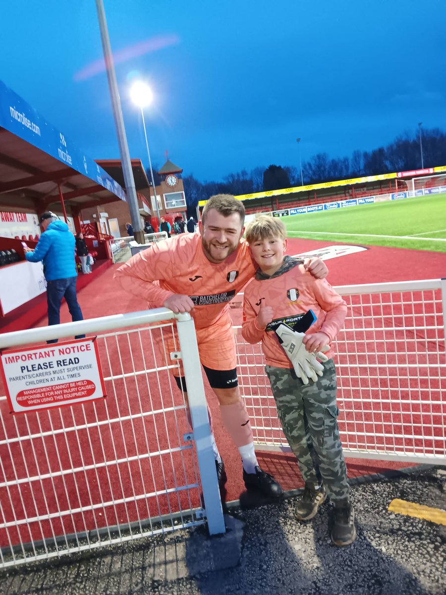 Simon Hayes tweet media