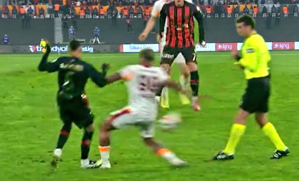 😳 The incident that left Galatasaray player Mario Lemina limping for several minutes. 

No foul or card was awarded.