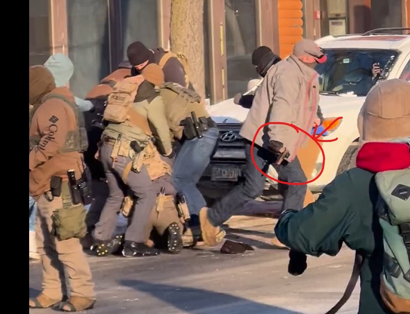 acnewsitics's tweet image. A clear shot of the agent removing the man's gun before they shot him. Straight up murder.