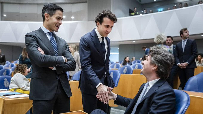 Mag ik 3 teiltjes......och nee, doe er maar vier. Wat wordt de Nederlandse burger verneukt en een rad voor de ogen gedraaid.