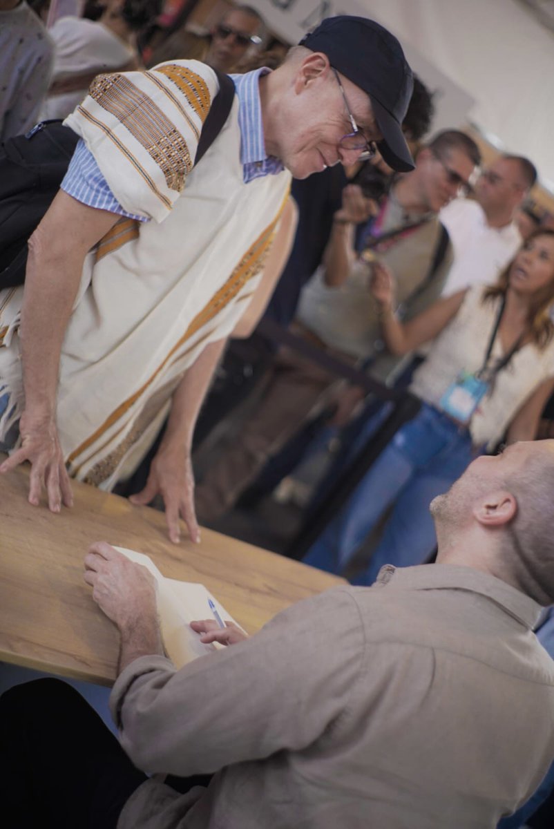 hayfestival_esp's tweet photo. Pensar el presente exige hacerse las preguntas incómodas.
@CarlosGranes y @BruceMacMaster analizaron el desorden ideológico y la desestabilización política en una conversación clave de #HayJericó26, moderada por Tatiana Vásquez.
@Comfama
#CarlosGranés #BruceMacMaster #DiálogosQueImportan #PensamientoCrítico