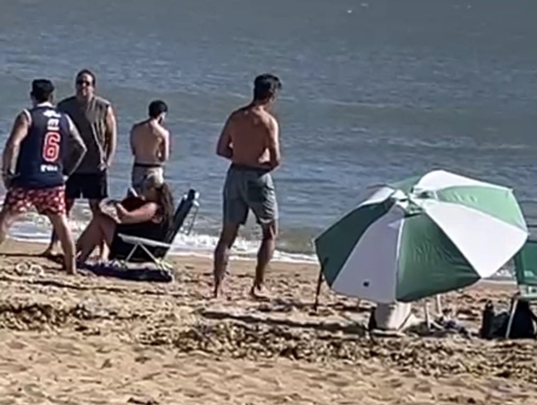 ✍️| 24 de enero mientras Peñarol sigue esperando incorporaciones, el presidente Ignacio Ruglio se encuentra tomando sol en La Balconada.