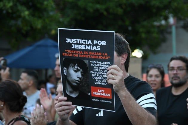 mauroszeta's tweet image. 🚨 EL ASESINATO DE JEREMÍAS: EL HERMANO DE UNO DE LOS MENORES IMPUTADOS DENUNCIADO POR AMENAZAS
- "Dejá de subir giladas o te cago a balazos", fue la amenaza que recibió un vecino que reclamaba justicia y cárcel para los asesinos.
- La amenaza la hizo el hermano de un acusado.