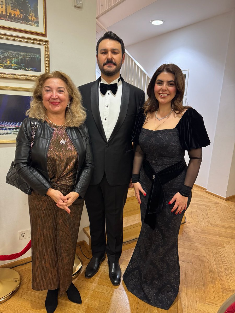 Viyana Azerbaycan Kültür Merkezinde, iki Türk ve iki Azeri sanatçıdan oluşan Ensemble DEFA’nın harika konserini izledik. Defne Aydın, Eray Tozan, Farhad Soltani ve Ayan Mammadli, batı operalarından aryaların yanısıra Azeri ve Türk sanatçıların eserlerini de seslendirdiler.