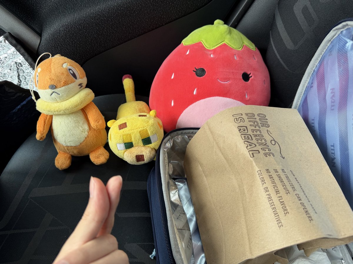 Eating with friends 🐈