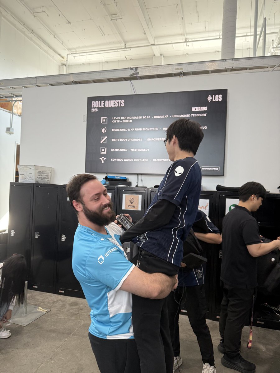 TeamLiquidLoL's tweet image. ITS A WRESLTING MATCH BACKSTAGE