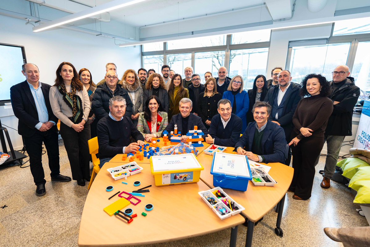 📚 No Día Internacional da Educación, xunto ao presidente do <a href="/ppdegalicia/">PP de Galicia</a> , <a href="/AlfonsoRuedaGal/">Alfonso Rueda</a> , puxemos en valor unha educación de calidade da que en Santiago podemos presumir. Apostar pola educación é apostar polo futuro da nosa cidade.