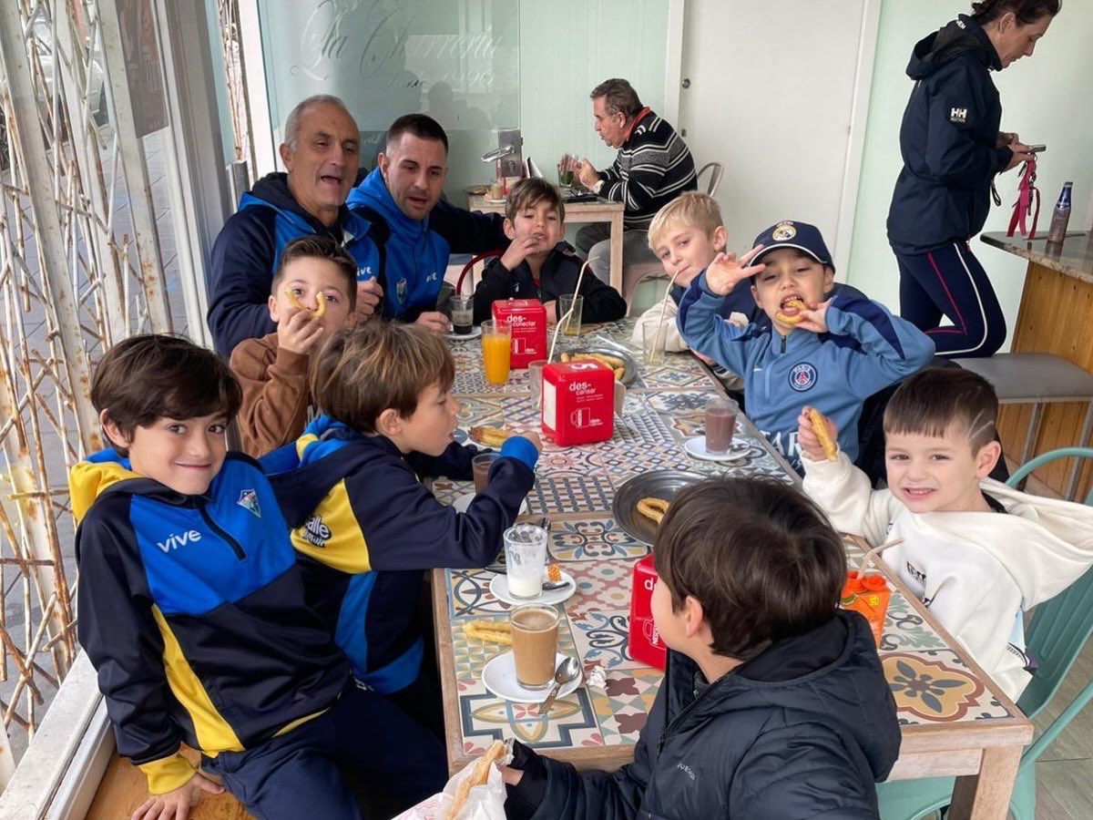 ClubSalle's tweet photo. ¡Hoy decimos "hasta pronto" a un gran león! 🦁⚽️

Nuestro Máximo (Prebenjamín) emprende una nueva aventura fuera de la ciudad. Lo despedimos con churros, regalos y mucho cariño de sus compañeros y entrenadores. 🍫

¡Esta siempre será tu casa, CRACK! No dejes de sonreír. ✨ https://t.co/A69NIxN06O