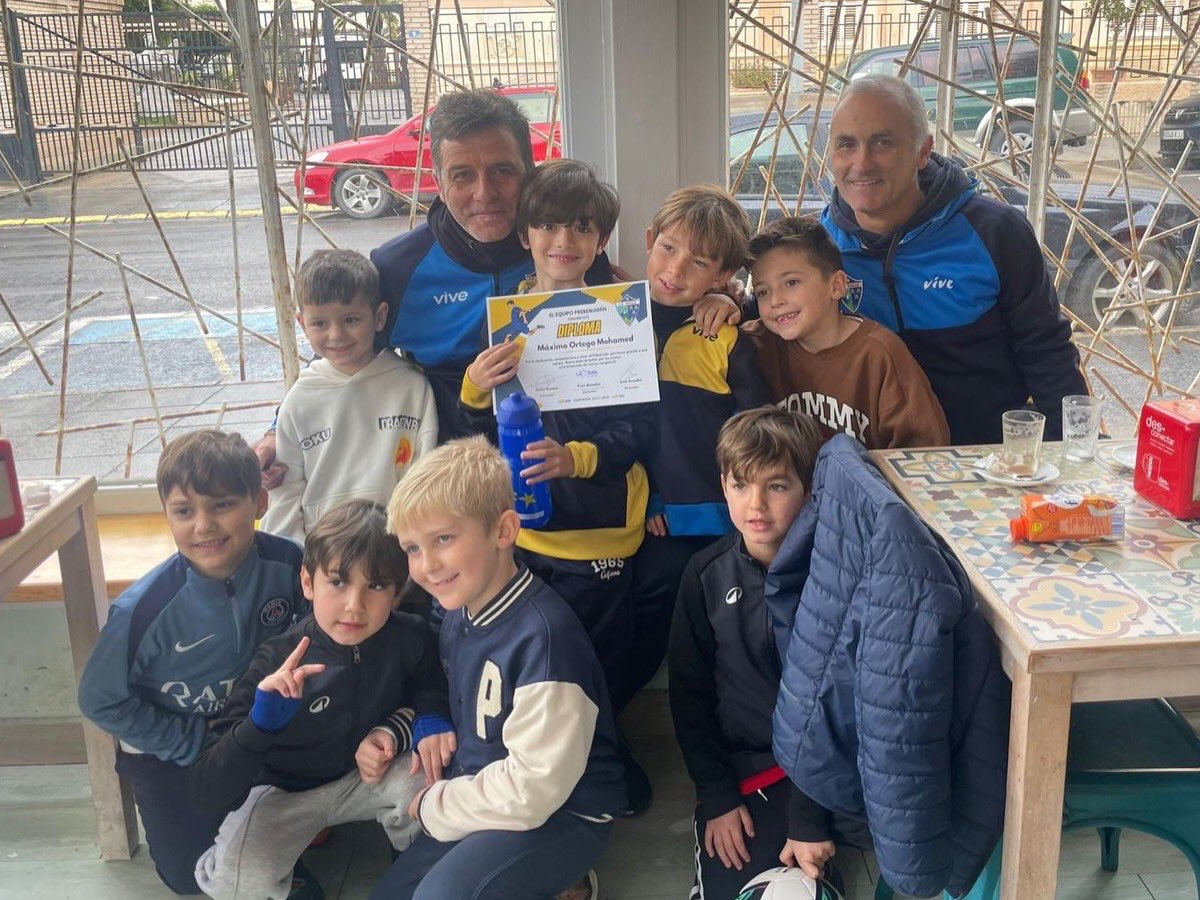 ClubSalle's tweet photo. ¡Hoy decimos "hasta pronto" a un gran león! 🦁⚽️

Nuestro Máximo (Prebenjamín) emprende una nueva aventura fuera de la ciudad. Lo despedimos con churros, regalos y mucho cariño de sus compañeros y entrenadores. 🍫

¡Esta siempre será tu casa, CRACK! No dejes de sonreír. ✨ https://t.co/A69NIxN06O
