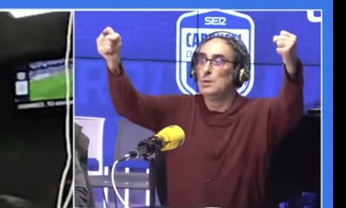 jorgeruve's tweet image. Comprendo que los aficionados del Espanyol pidan falta previa de Ramazani, pero el penalti… es que hay un pisotón torpe en el área que al @valenciacf le han pitado 172937394 veces. 

El de la derecha es un exárbitro de @laliga celebrando el 2-2 del @RCDEspanyol