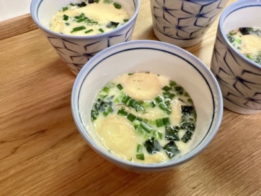 ①卵1コをといて②“松茸の味お吸い物の素”とぬるま湯150mlをまぜ③耐熱容器でレンジ600Wで3分チン✨

具材を入れる時は加熱時間を調整してくださいね♪（おすすめは非加熱で食べられる練り物🍥やお野菜🥬）

寒いこの時期、ささっと出来るアツアツの副菜でカラダを中から温めましょう♪