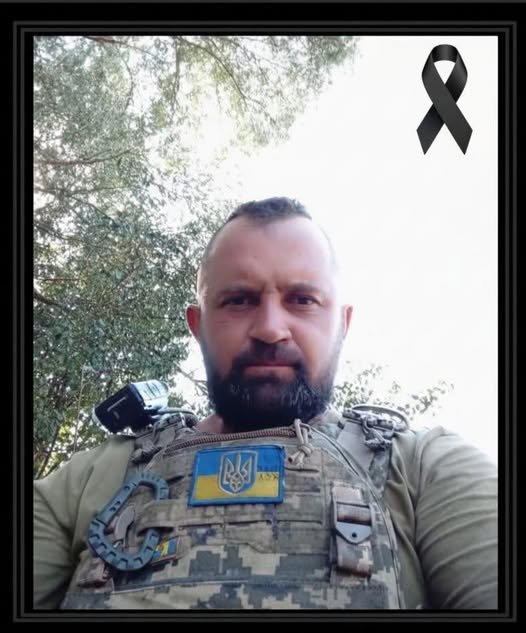 pogrebeckij's tweet photo. Звягельська районна рада

Загинув Захисника України, Семенюк Володимир Олександрович, 1988 року народження, житель села Кожушки Ярунської громади.
Володимир Олександрович був призваний на військову службу у травні 2024 року та проходив службу у складі 68-ї окремої єгерської бригади Збройних Сил України. До останнього подиху він залишався вірним військовій присязі та своєму обов’язку перед Батьківщиною.
5 вересня 2024 року Захисник загинув під час виконання бойового завдання на Донеччині, на Покровському напрямку. Його життя обірвала жорстока війна, яка щодня забирає кращих синів України.
Втрата Володимира Семенюка - це непоправний біль для родини, близьких і всіх нас. Його ім’я назавжди залишиться в пам’яті як ім’я воїна, який с��ав на захист свободи та незалежності нашої держави.
Висловлюємо щирі співчуття родині, рідним і близьким полеглого Захисника.
Схиляємо голови у скорботі та з глибокою вдячністю вшановуємо пам’ять Героя.
Вічна пам’ять і вічна слава Захиснику України. Герої не вмирають.