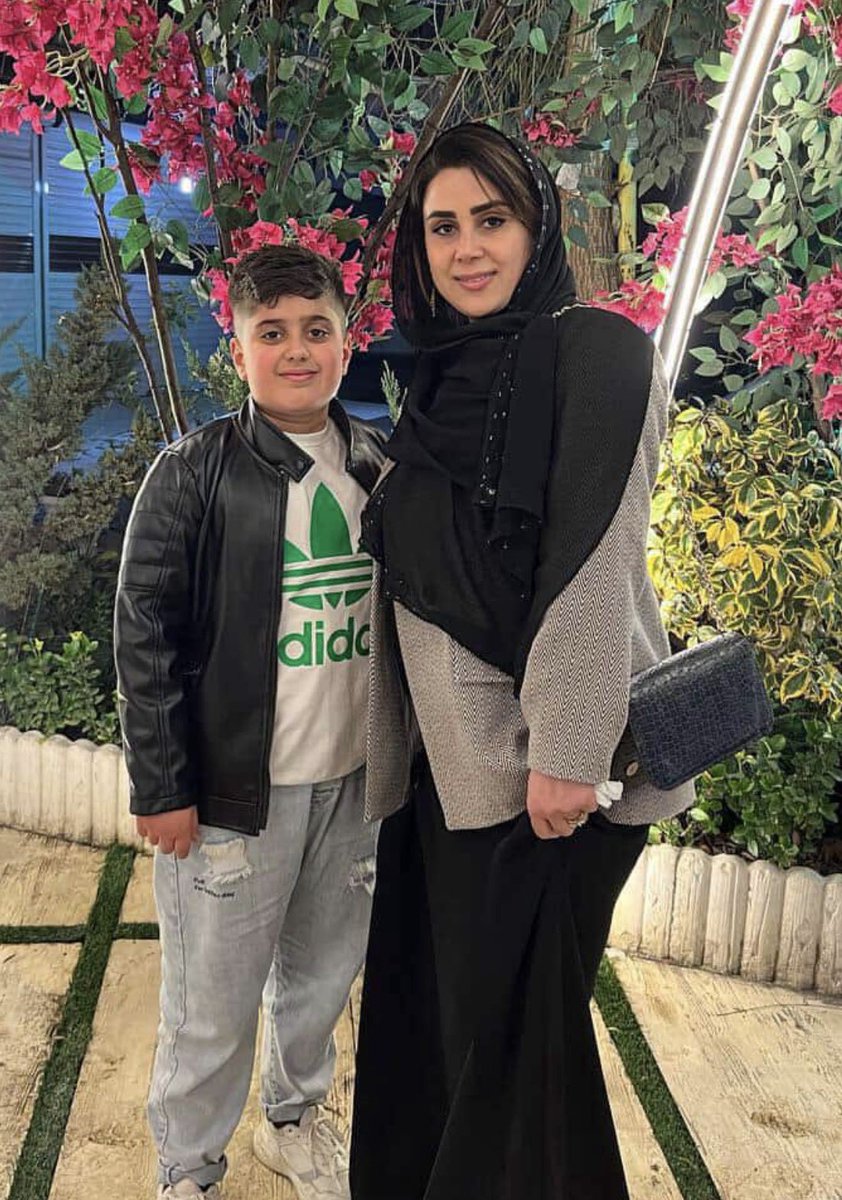 mojtabapourbakh's tweet image. پسر کوچیکش بی تاب مادرشه ، همش میکه چرا جایی عکس مادرم نیست، ( میشه کاری کنیم امشب شرمنده پسرش نشیم)؟
مونا اِسمی
۳۳ ساله 
تاریخ فوت ۱۸دی رشت 
به قلبش تیر خورد
از پشت بهش تیر زدن
#IranMassacre