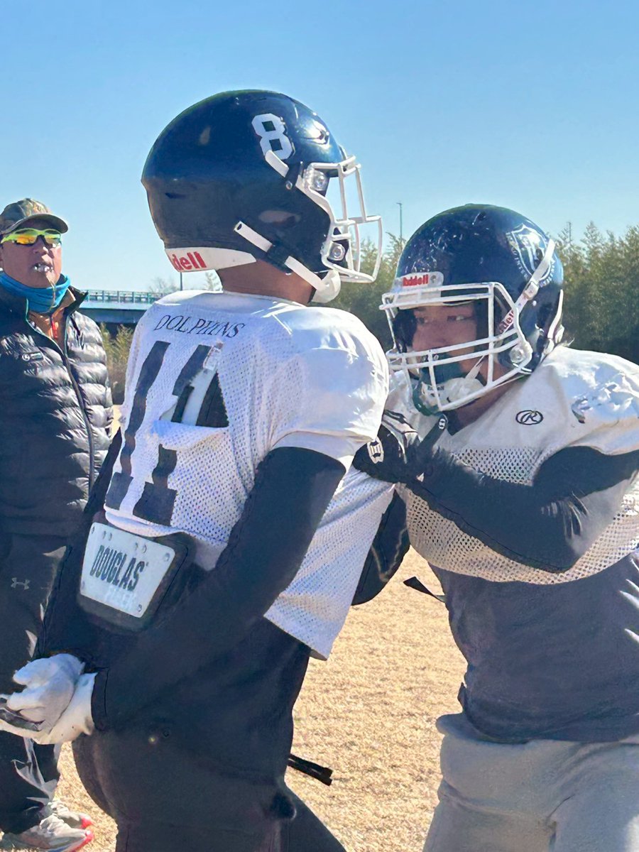 おい！いいのかよ！！あの娘が外国に行ってしまうのは今日だろ？
今ならまだ間に合う！空港へ急ぐんだぁ〜✈️
…オ、オレは…行かない⋮(งˋ͈ᵔˊ͈ⱴ)⋮
本日は大人たちの祭典ハドルボウル開催日🏈
かつて同じ釜の飯を食った仲間たちが森分ヘッドコーチの登場を待っている…