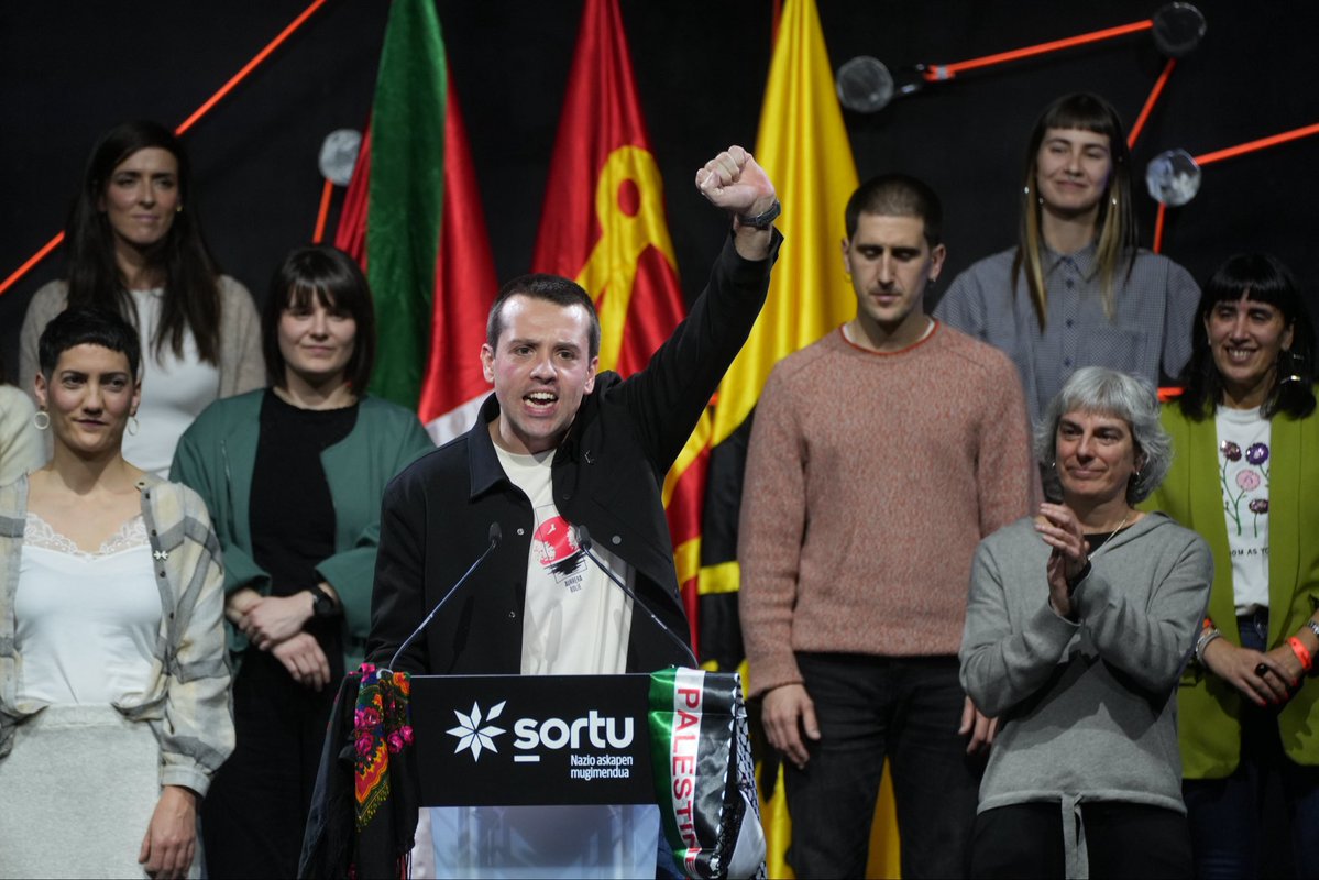 Gaurkoan ezagutu dugu <a href="/sortuEH/">SORTU - Nazio Askapen Mugimendua</a>-ko zuzendaritza berria. Sorpresa gutxi, Xabier Iraola (Ernairen sortzaile) eta David Pla (ETAkide) bezalako perfilak uztartuz.

Hori bai, HIRU bandera: ikurriña, Nafarrokoa eta arrano beltza. Jende honek duen kakanaste izugarria da!