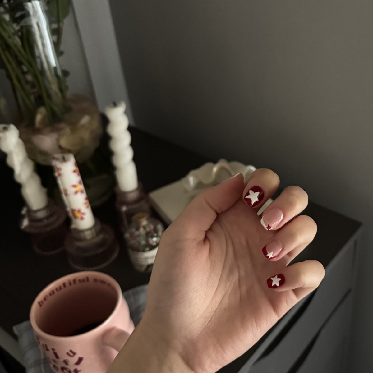 من صرت اسوي اظافري بنفسي 
صرت ارتاح من استغلال الصالونات !