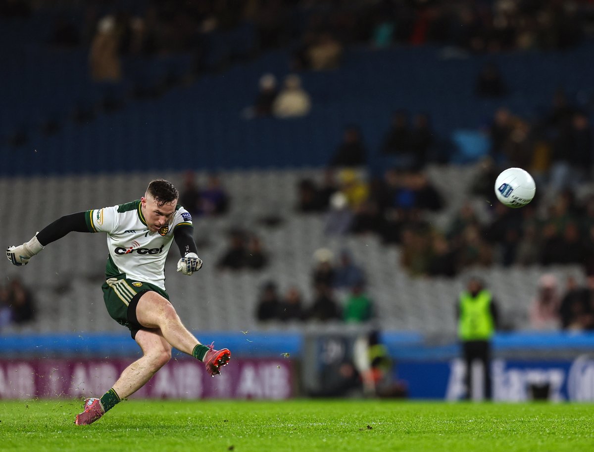 🎯 Aside from the 0-4 that Gavin Mulreany scored himself, Donegal hit 1-1 that could have been 2-2 off kickouts he took with his weaker left foot. We've seen how important that has been for Kerry. 

Mulreany staked a serious claim tonight.

Analysis: irishnews.com/gaa/gaelic-foo…