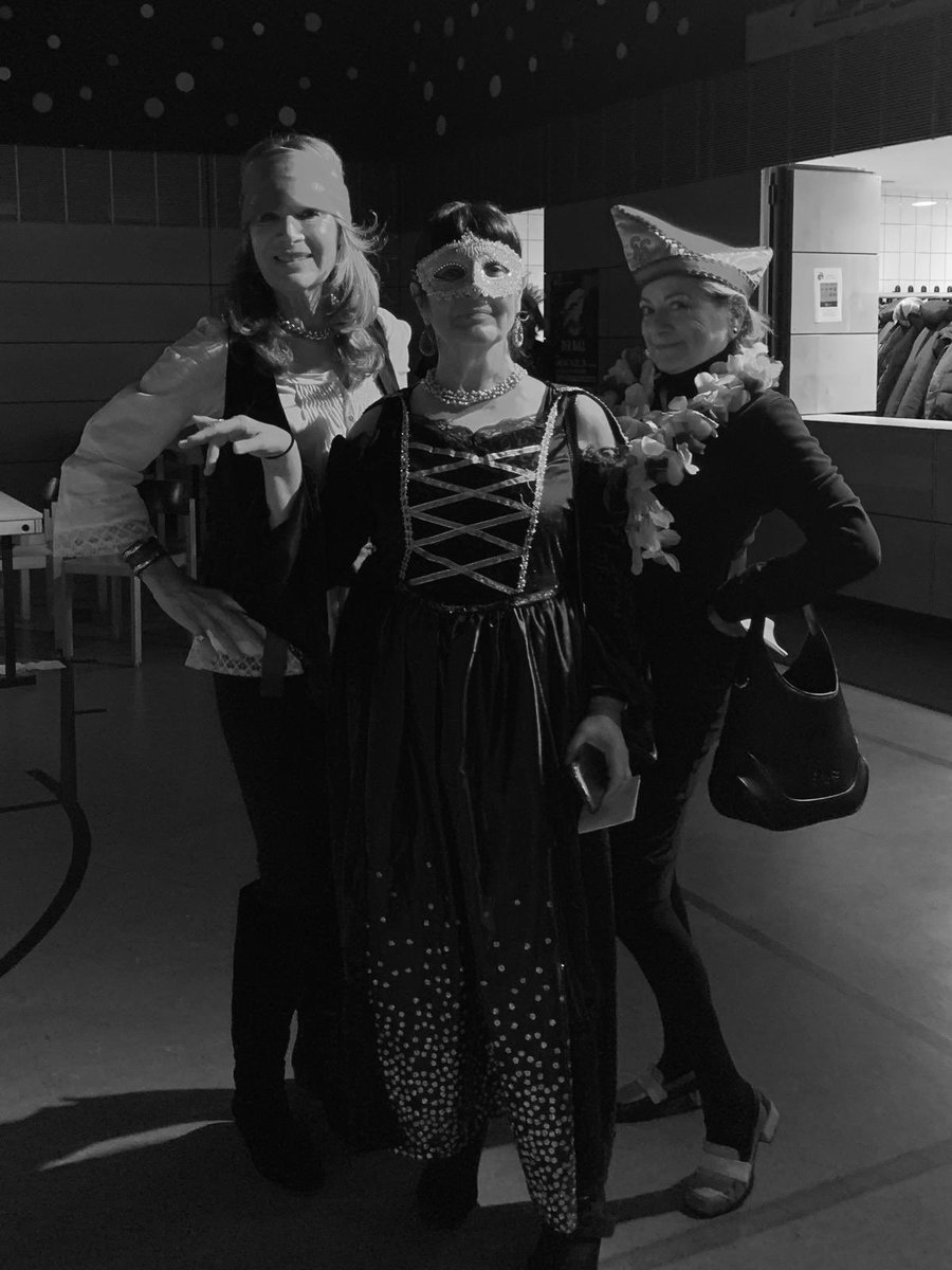 Gonsenheimer Fastnacht Sitzung with buddies Gaby and Nadine. Fun!