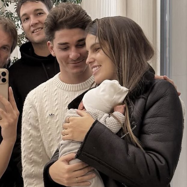 primeras fotos de julián con amadeo🥹🥹🥹 el amor con el que lo mira ME MORÍ