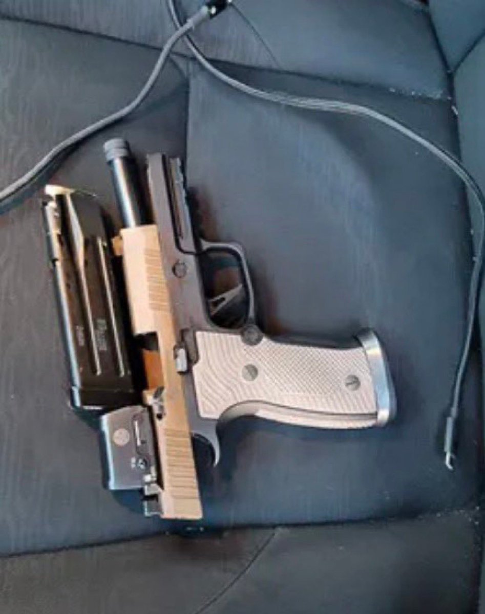 SaltyGoat17's tweet image. Meet 37-year-old Alex Pretti...

Who is he?

He's the stupid motherfcker that pulled a gun on ICE today and got his ass ventilated for his trouble.

No sympathy for this dumbass AT ALL!!!